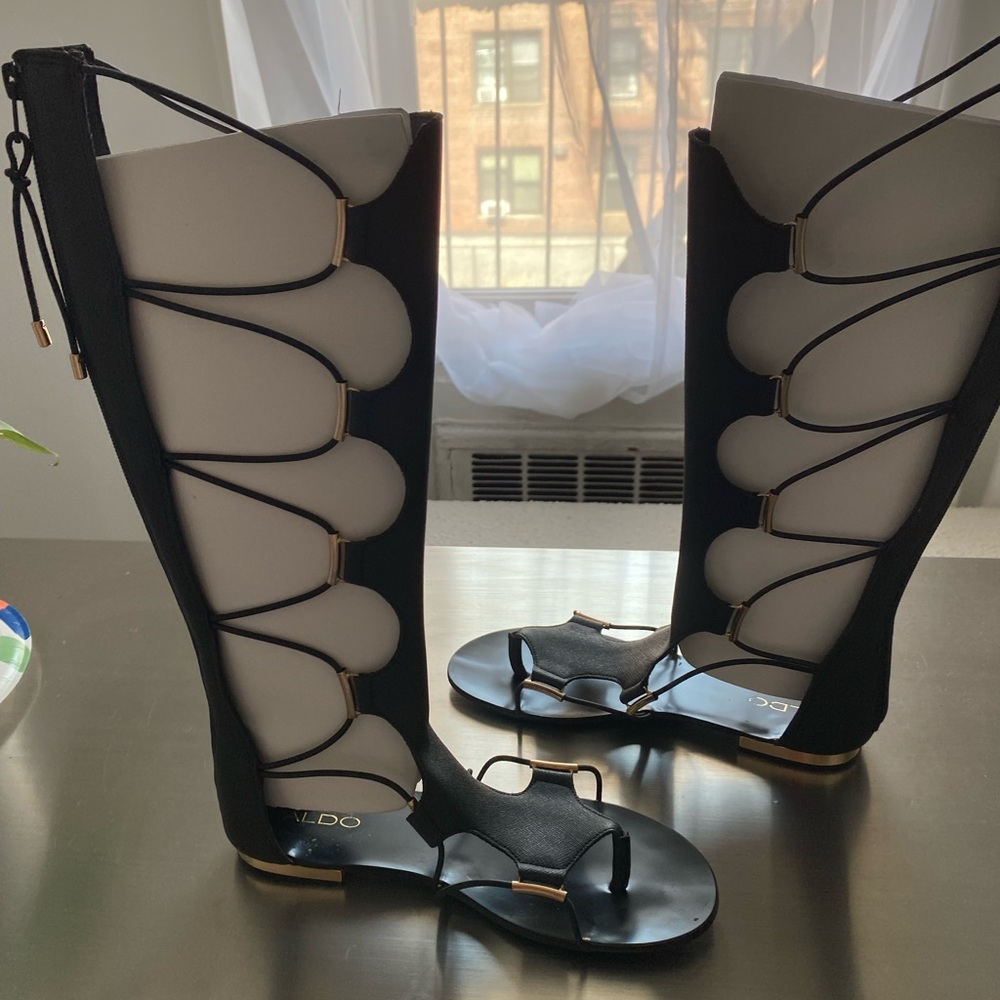 ALDO VINTAGE GLADIATOR SANDALS BLACK GOLD TREAM, SIZE 38(8)